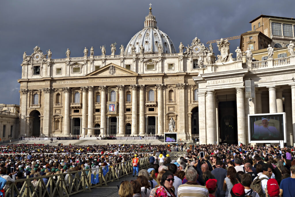 papal-audience-in-st-peters-square